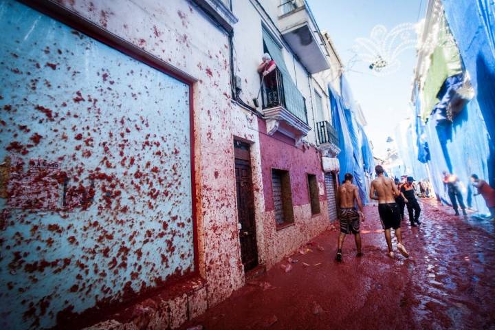 Muchas de las fachadas del pueblo se cubren con plásticos para protegerse de las manchas.