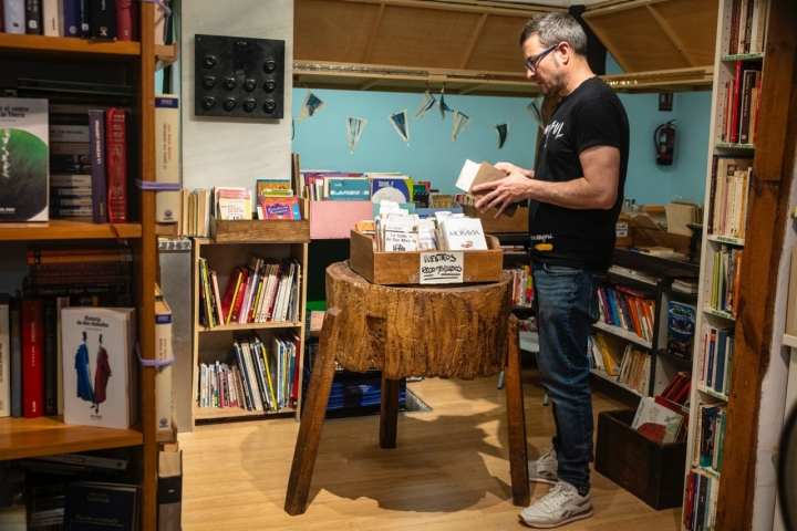 Un comprador de la librería La Casquería