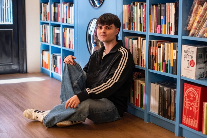 Beñat Azurmendi, copropietario de la librería Lasai de Madrid.