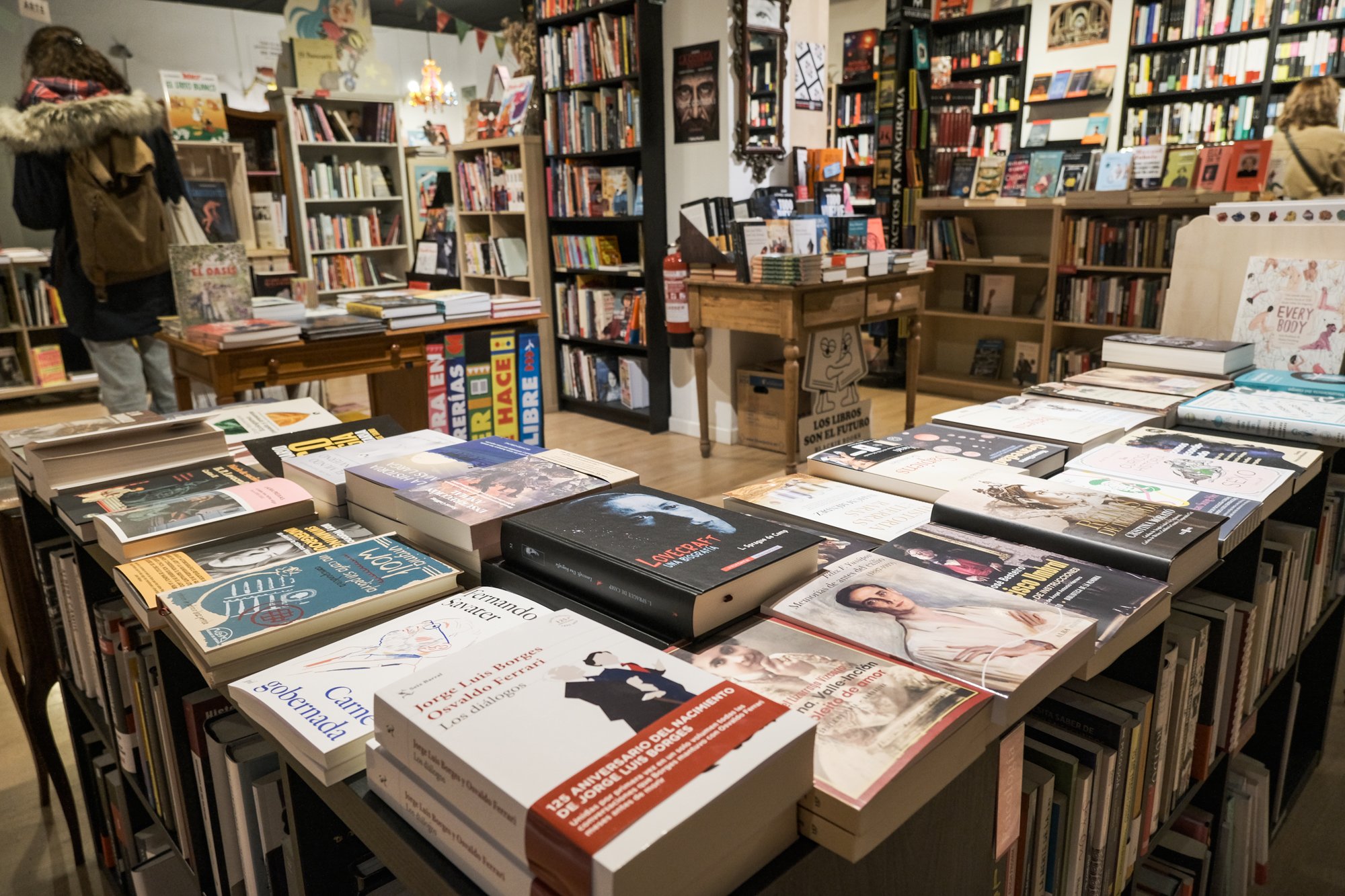 Interior de la librería La Lumbre de Madrid