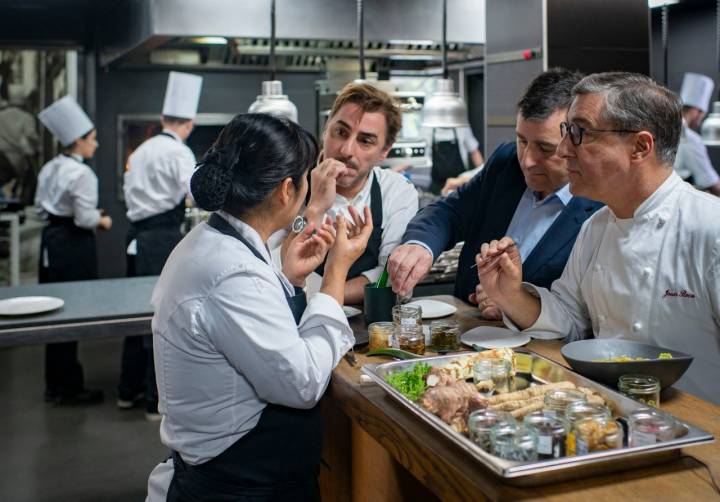 Los hermanos con Choi de I+D revisando pruebas de fermentados.