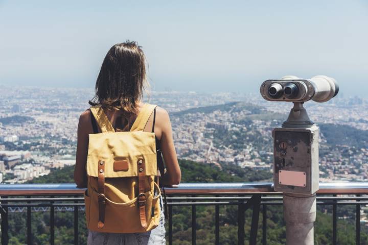 La subida al Tibidabo es mucho más agradable con una mochila funcional y a la moda. Foto: Shutterstock.