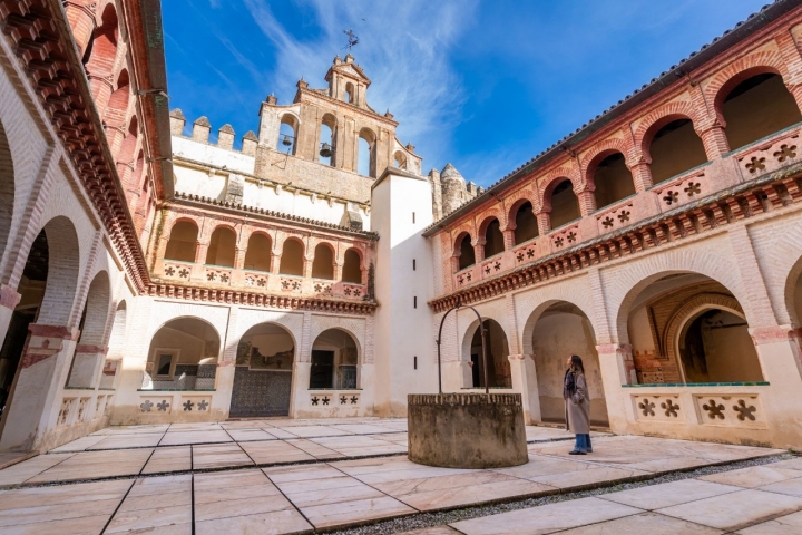 El imponente Monasterio de San Isidoro del Campo.