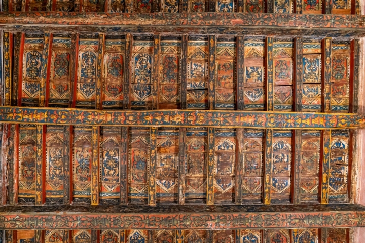 Detalle del colorido techo de los pasillos.