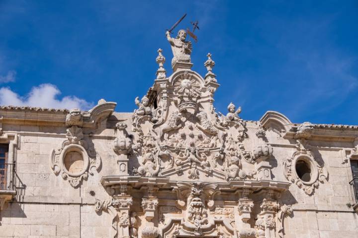 La fachada churrigueresca del monasterio.