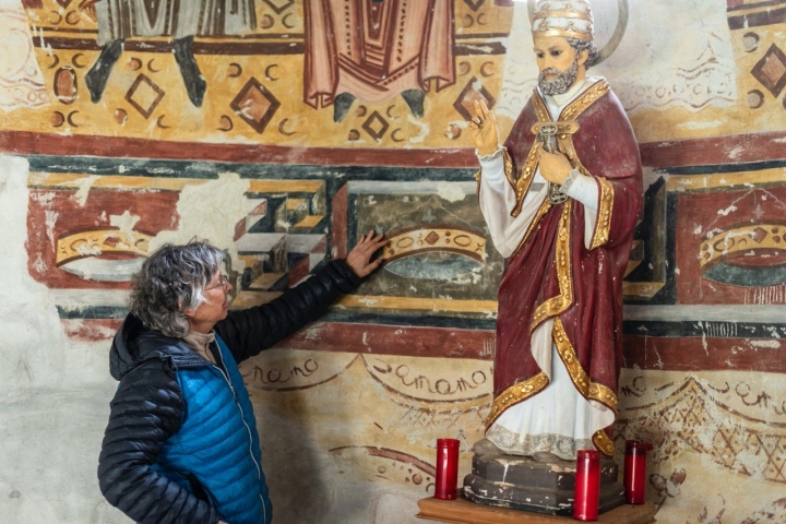 La guía Cristina Simó, en el interior del Monasterio de Sant Pere del Burgal La guía Cristina Simó, en el interior del Monasterio de Sant Pere del Burgal