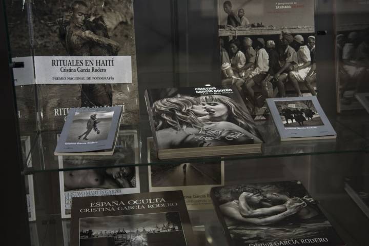 Vidriera con libros de García Rodero en la sala permanente del museo.