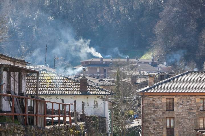 Vega de Pas. El azul del humo tiñe las calles en cualquier época.