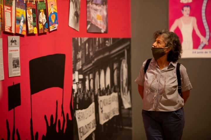 Una mujer pasea  por una de las salas del IVAM.