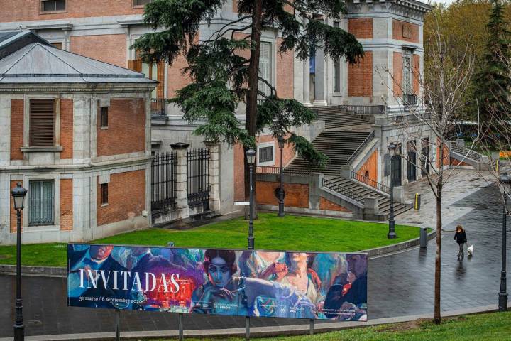 Imagen del edificio del Museo del Prado con el cartel de la exposición prevista y anunciada para marzo, justo antes de la pandemia.