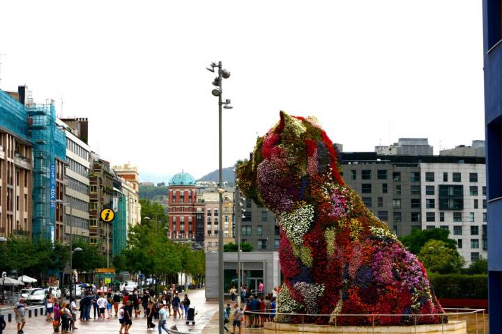 Bilbao, Spain, 08/29/2016flower dog Puppy by artist Jeff Koon in front of the Guggenheim Museum in Bilbao