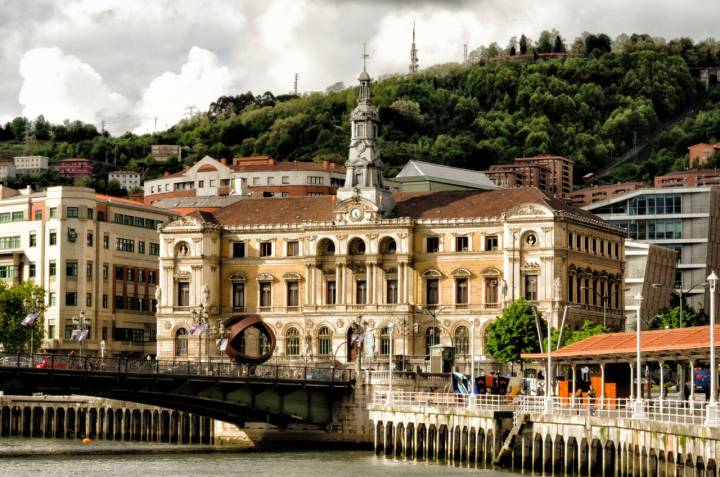 Vista del Ayuntamiento de Bilbao. Foto: iStock