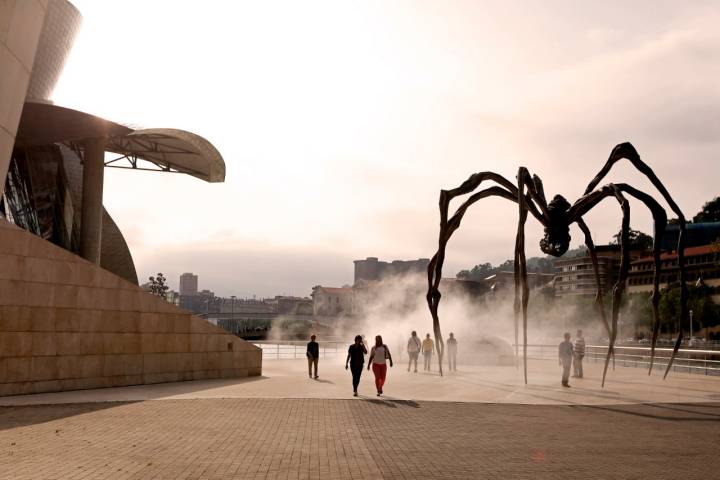 Mamá, la enorme araña construida en bronce, mármol y acero inoxidable por Louise Bourgeois.