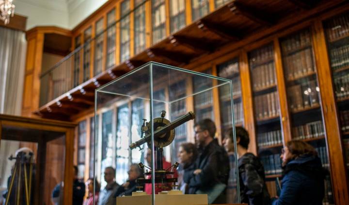 Las explicaciones de María se entienden mejor en el interior de la biblioteca del edificio de Villanueva.