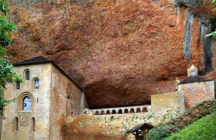 El monasterio (el viejo y el nuevo) de San Juan de la Peña están declarados Monumento Nacional. Foto: Shutterstock.