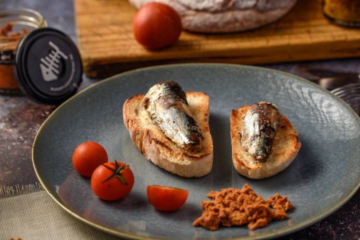 Tosta de sardinas en aceite.