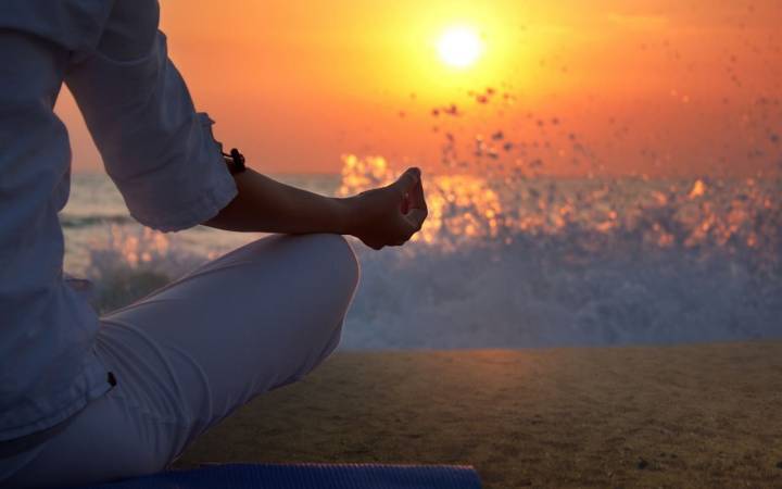 Meditando en la playa.