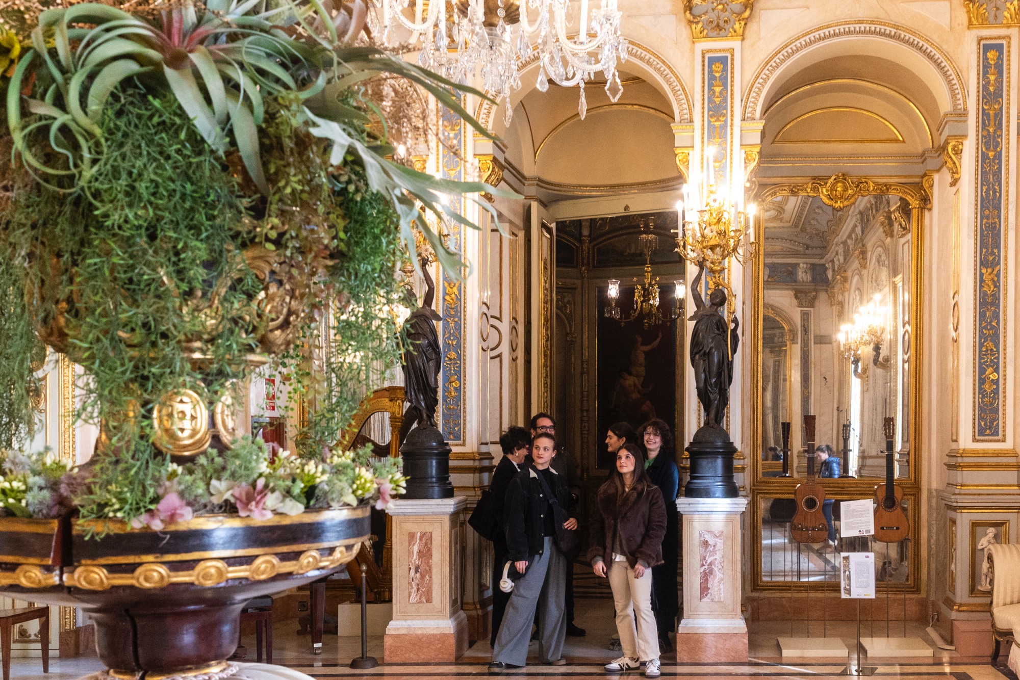 La Sala de Baile nos sumerge en otra época, con sus muebles, instrumentos, tapices y espejos. 