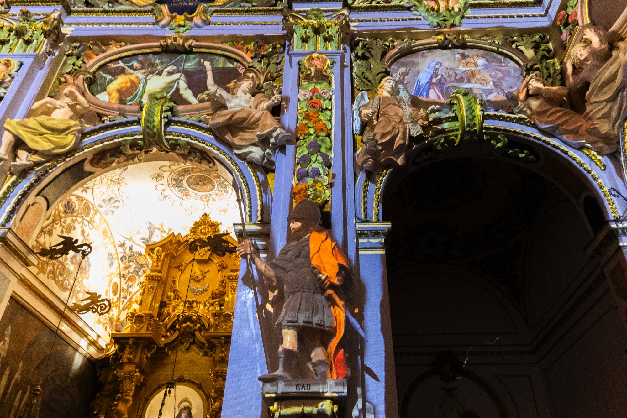 Detalle de la decoración de la iglesia bajo el espectáculo lumínico.