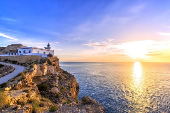 Altea -en la foto, su faro de Albir- es un buen lugar para leer 'Crematorio'. Foto: Pepe Olivares