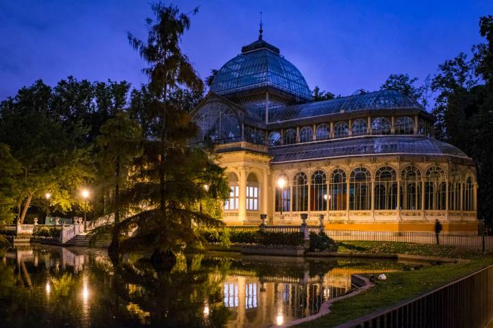 El Palacio de Cristal muestra una imagen fantasmal cuando cae la noche.