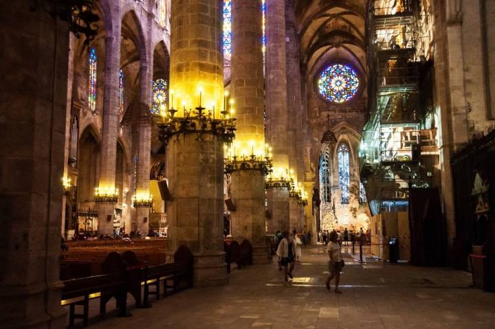 El interior de la Seu, místico y lleno de obras de arte. Foto: Shutterstock.