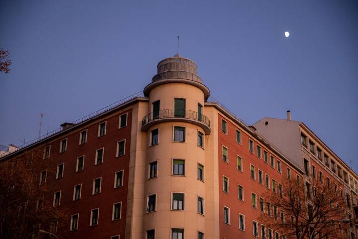 La luna brilla sobre la casa que compartieron María Teresa y Rafael antes del estallido de la Guerra Civil.