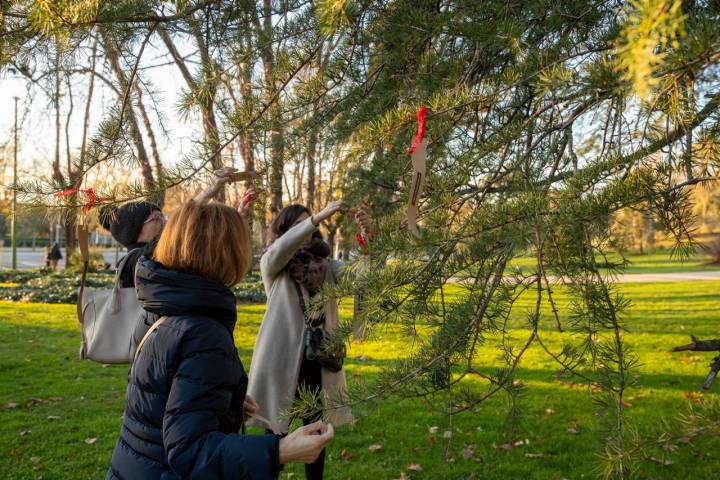 La comitiva se para en uno de los árboles para dejar un recuerdo a María Teresa León.