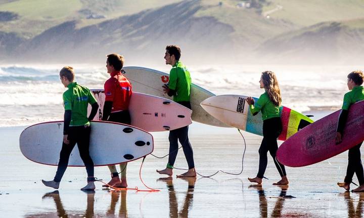 Una clase de surf de la Escuela Buena Onda en San Vicente de la Barquera. Foto: Buena Onda.