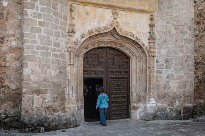 Entrada a la Colegiata Nuestra señora de la Asunción de Pastrana.