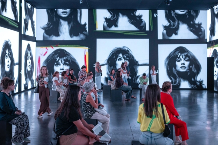 Instalación inmersiva de la exposición de David Bailey. 