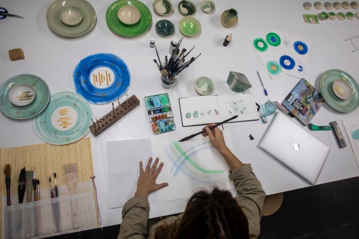 La chef Begoña Rodrigo ('La Salita') es una de las compradoras habituales en el taller de Ana Illueca.