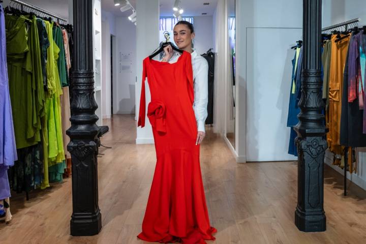 María Ángeles con un vestido rojo de la tienda.