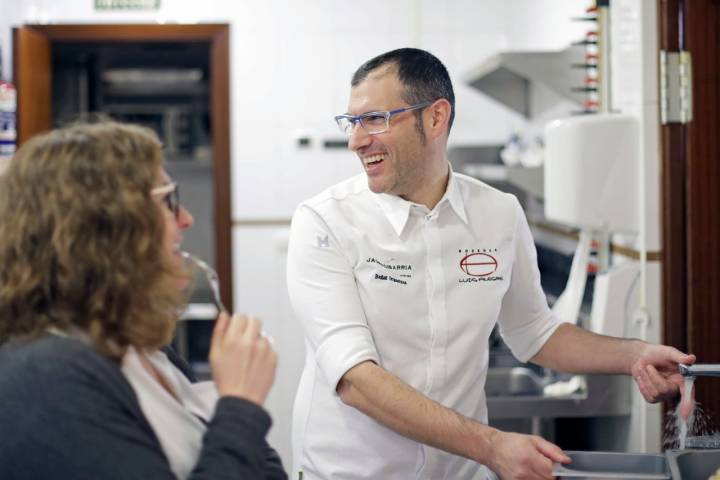 Gutiérrez aboga por un trabajo en equipo entre la cocina y la cerámica.