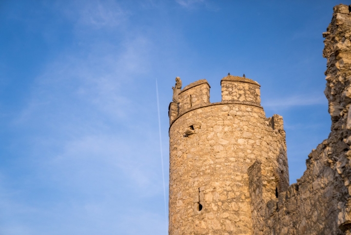 La figura parece orgullosa de haber mantenido su torre de pie.