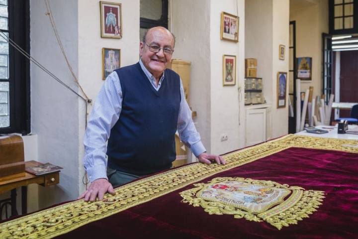 Joaquín López, del 'Taller del Bordado de Santa Bárbara', ante los faldones de la Virgen de la Angustia.