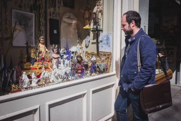 Detalles del ambiente cofrade en el escaparate de la Antigua Cerería del Salvador.