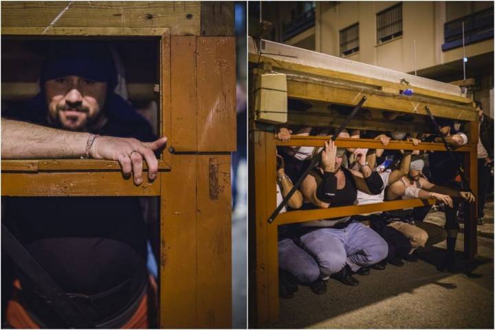 Los costaleros de los zancos y los costeros; y un momento de descanso por el barrio de San Roque.