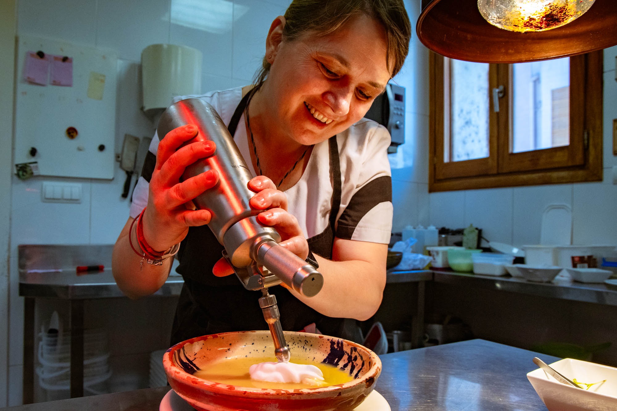 Daniela, jefa de cocina de El Molí de Xim, prepara una crema fría de puerro y calabacín con espuma de coco.