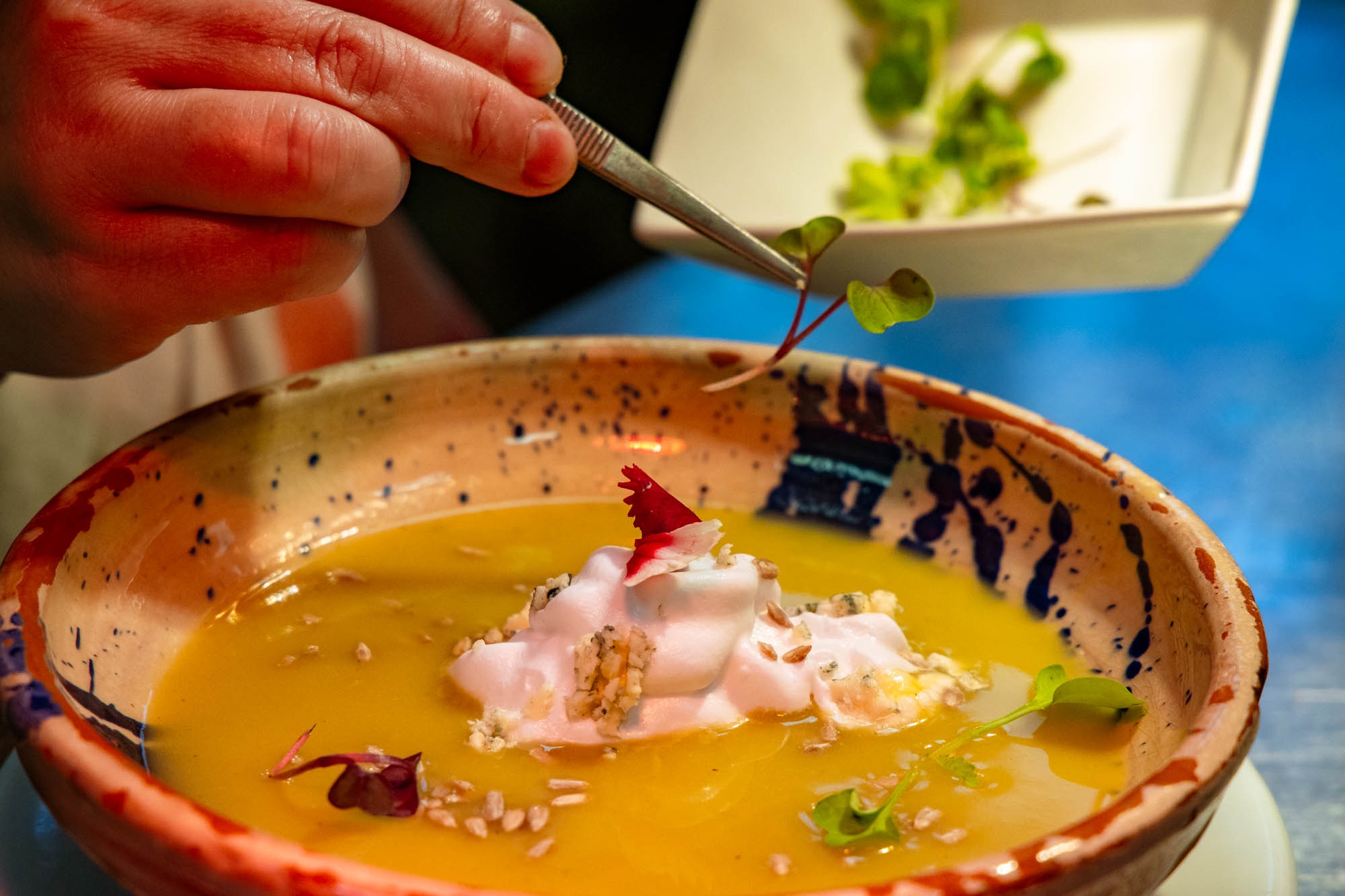 Crema fría de puerro y calabacín con espuma de coco.