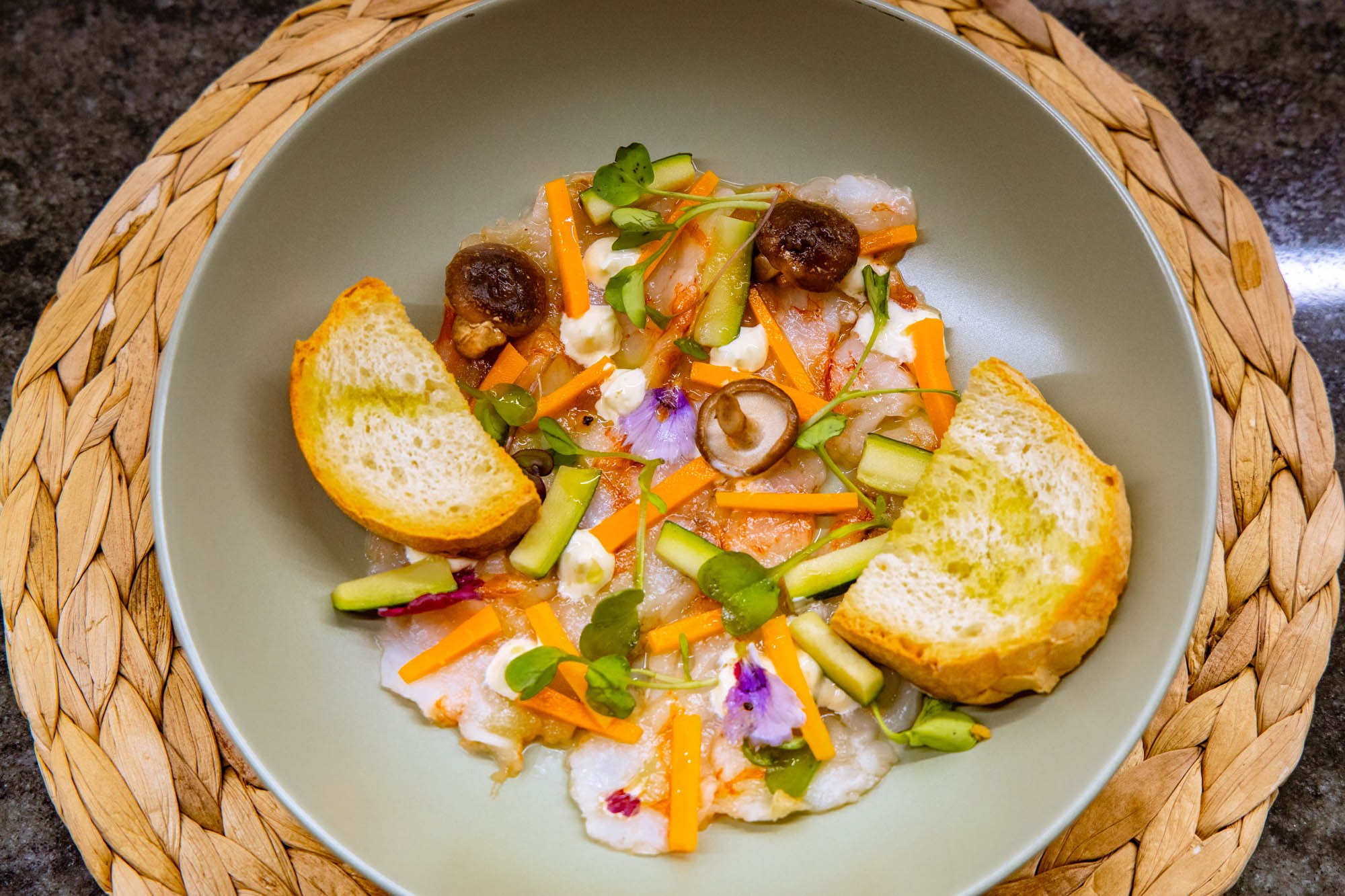 ‘Carpaccio’ de gambas con vinagreta de verduras y soja.