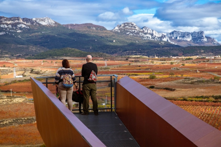 Vistas a la sierra de Cantabria desde el mirador del castillo de San Vicente de la Sonsierra.