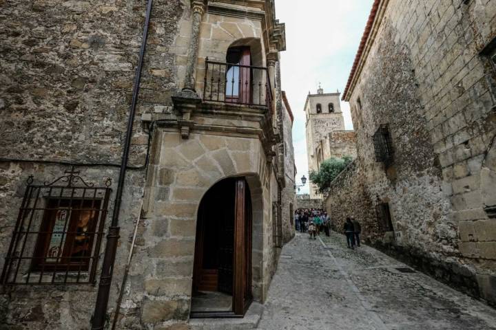 Balcón y puerta de esquina en palacete de la zona amurallada.