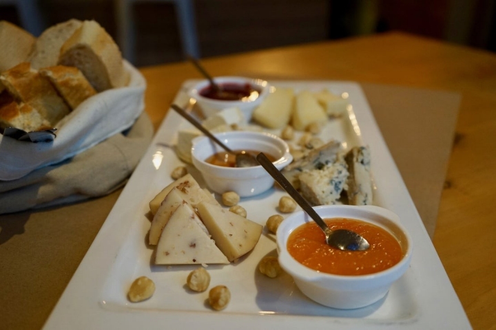 Tirando de la tierra, una degustación de quesos asturianos.