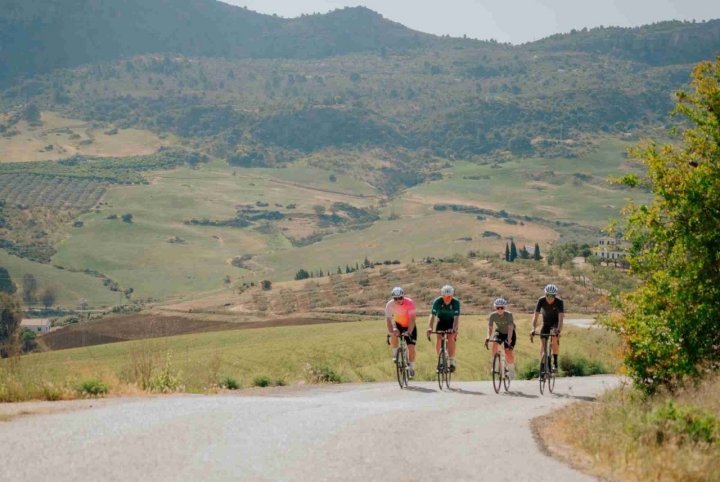 Ciclistas en carretera.