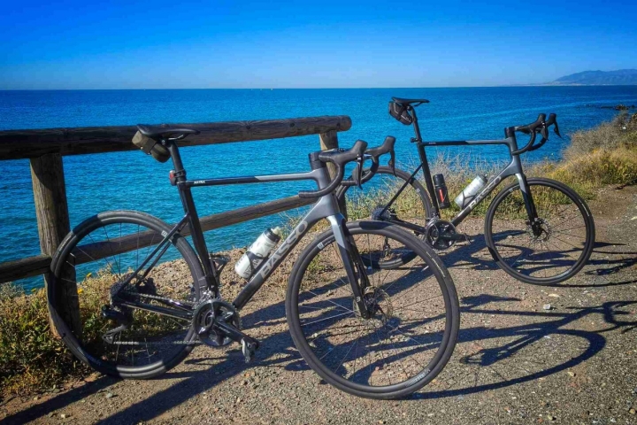 Dos bicicletas aparcadas frente al litoral.