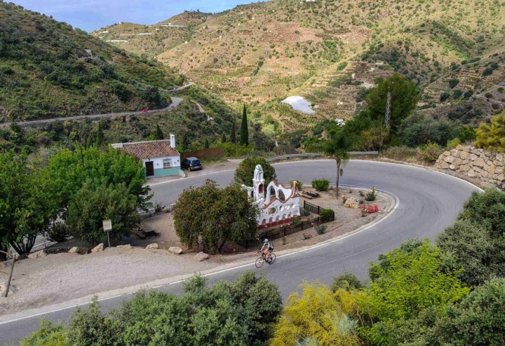 Carretera en continuo ascenso de Algarrobo a Cómpeta, en plena comarca de la Axaquía.