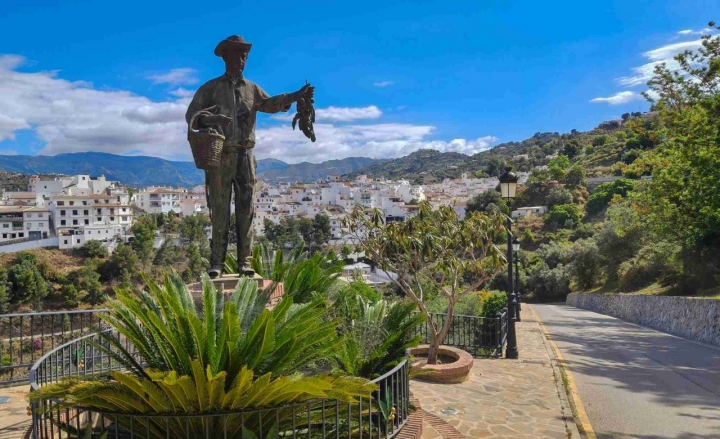 Entrada a Sayalonga, municipio del níspero.