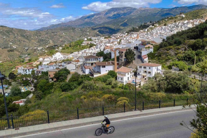 Vistas de Cómpeta, municipio del vino dulce de uva moscatel con la Sierra de Tejeda y el pico de la Maroma al fondo.