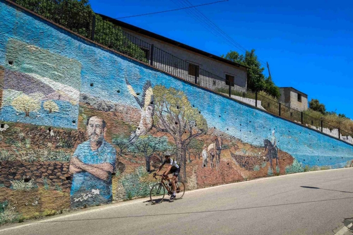 Mural del pintor Evaristo Guerra a la entrada de su pueblo, Arenas.